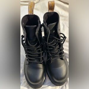 DR. MARTENS DOC’S NWOT